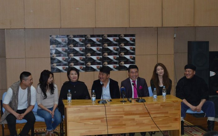 Мөрөөдлийн театр: “Хайрыг гэрчил” жүжгийнхээ хоёр өдрийн орлогыг ХСҮТ-д хандивлана